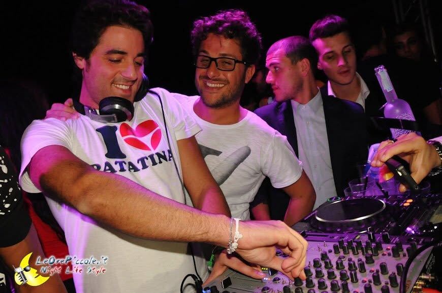 Lisio in consolle tra la gente