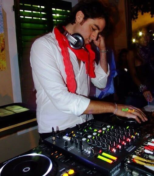 Lisio in consolle con la sciarpa rossa