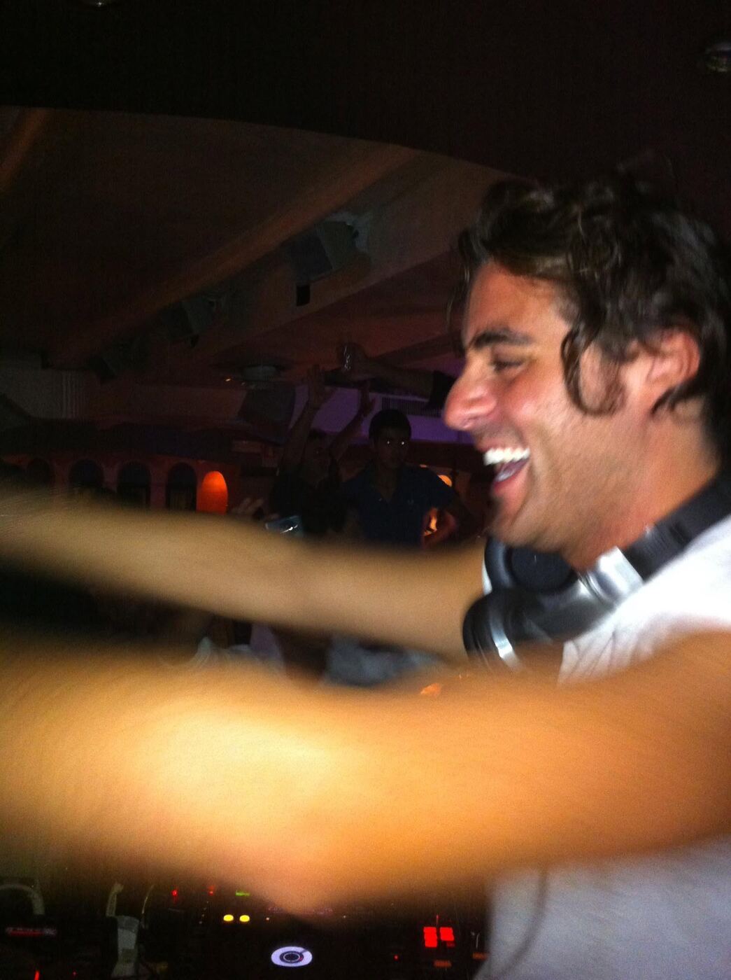 Lisio sorride in consolle