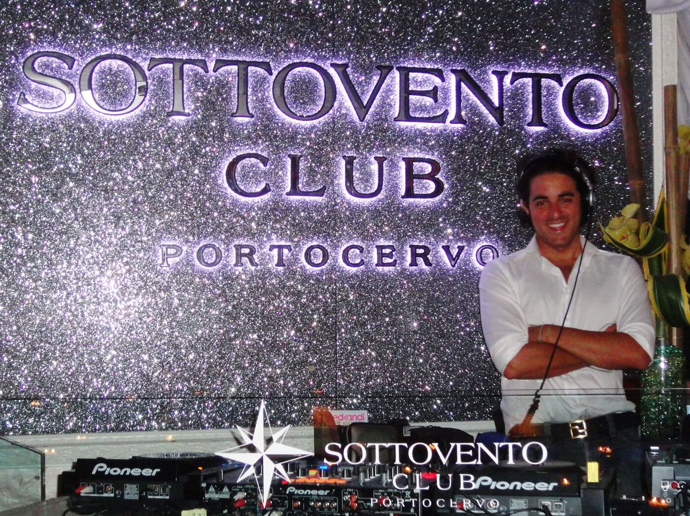 Lisio alla consolle del Sottovento Club, Porto Cervo