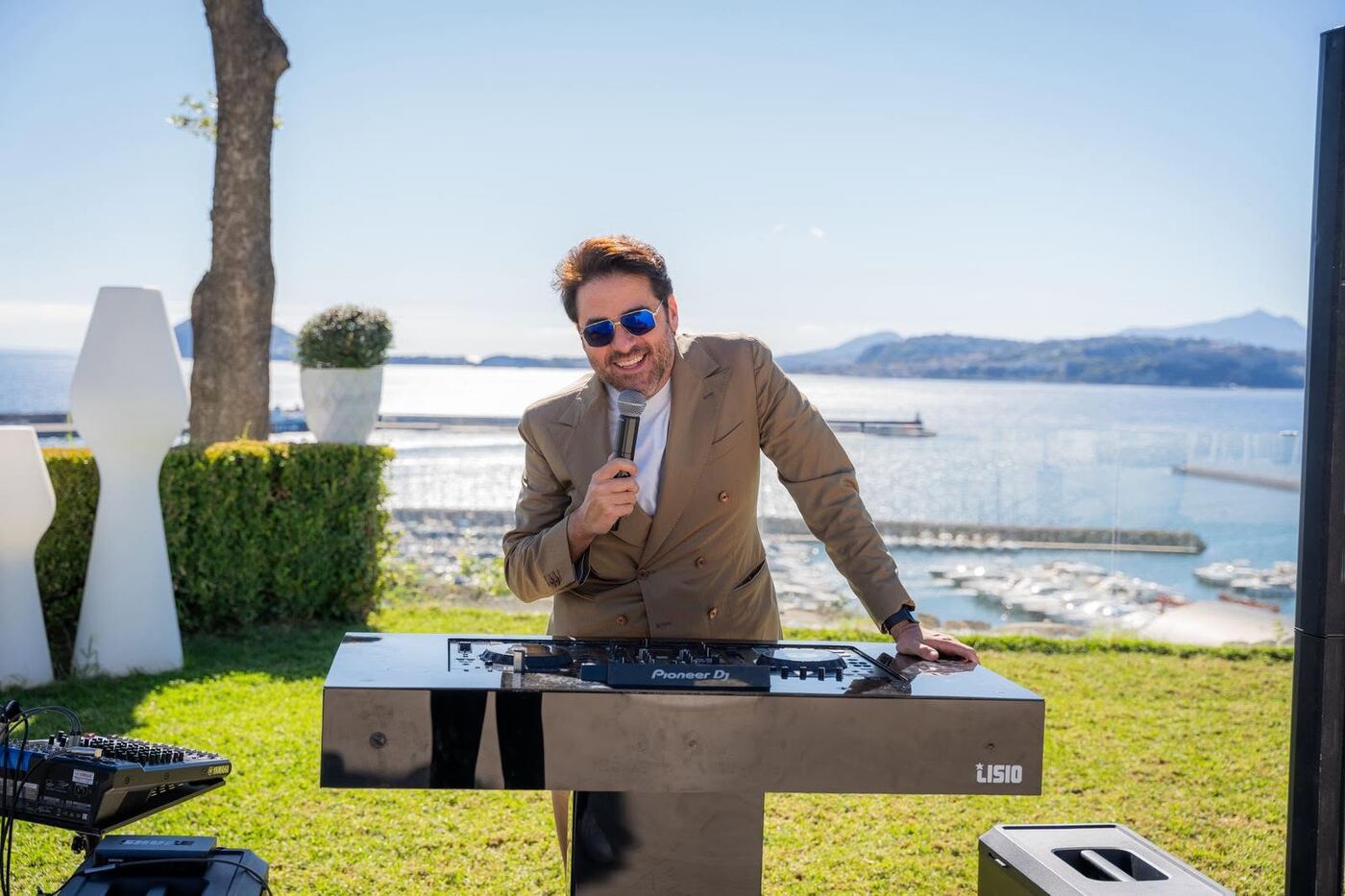 Lisio con la consolle Lisio One, in riva al mare